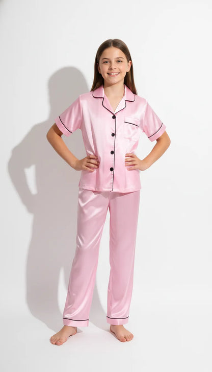 Pyjama Satin Rose Poudré pour Fille | Moderne Chic avec liserés noirs | Chemise manches courtes & Pantalon | 2 Pièces - Vue de face
