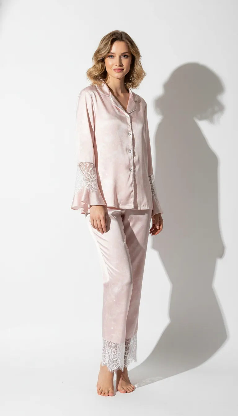 Pyjama Satin Rose Poudré pour Femme | Romantique Dentelle | Pantalon et Chemise Manches Longues | Ensemble 2 Pièces - Vue de face