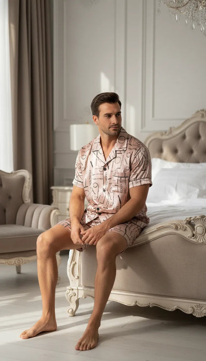 Pyjama Satin Rose Poudré pour Homme | Motif 'Collection' | Chemise Manches Courtes & Short | Ensemble 2 Pièces - Mise en situation portée