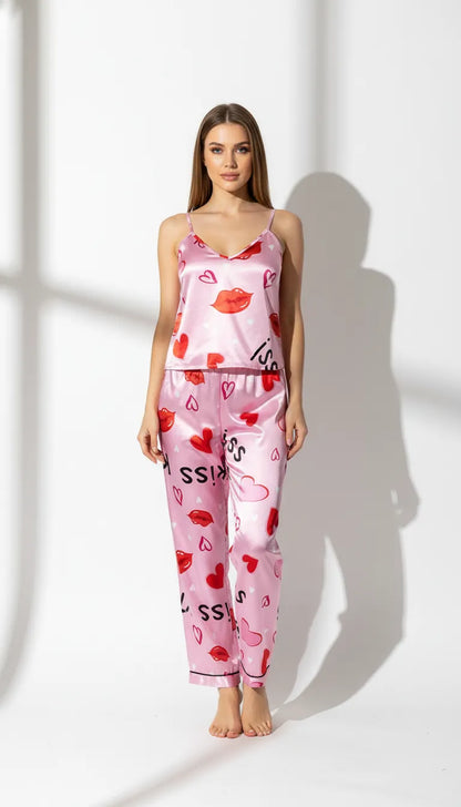 Pyjama Satin Rose Romantique pour Femme | Débardeur à fines bretelles & Pantalon imprimé cœurs et baisers | Ensemble 2 Pièces - Vue de face