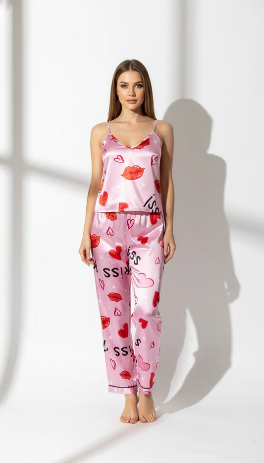 Pyjama Satin Rose Romantique pour Femme | Débardeur à fines bretelles & Pantalon imprimé cœurs et baisers | Ensemble 2 Pièces - Vue de face
