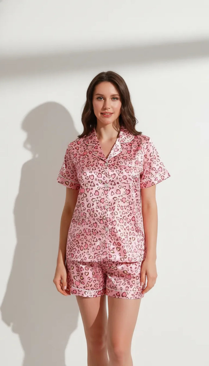 Pyjama Satin Rose à Coeurs pour Femme | Ensemble Short & Chemise à Manches Courtes | 2 Pièces - Vue de face