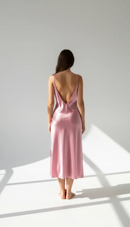 Pyjama Satin Rose pour Femme | Nuisette Longue Décolleté Plongeant et Fendue | 1 Pièce - Vue de dos