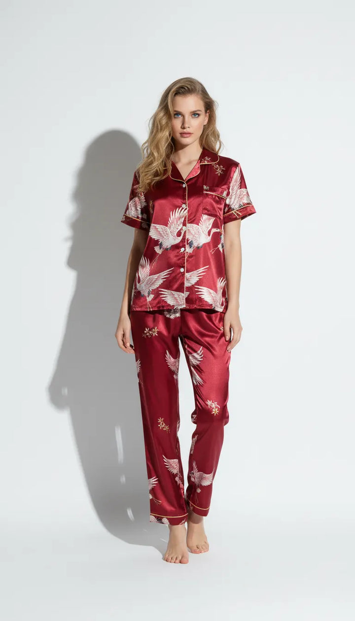 Pyjama Satin Rouge Bordeaux Orné de Grues | Femme | Chemise Manches Courtes & Pantalon | Ensemble 2 Pièces - Vue de face