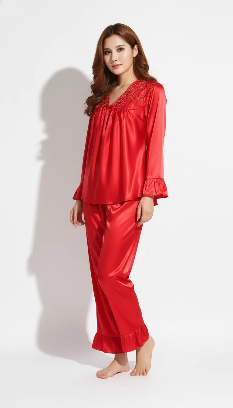 Pyjama Satin Rouge Éclatant pour Femme | Chemise Longue Broderie et Volants | Pantalon Fluide | Ensemble 2 Pièces - Vue de face
