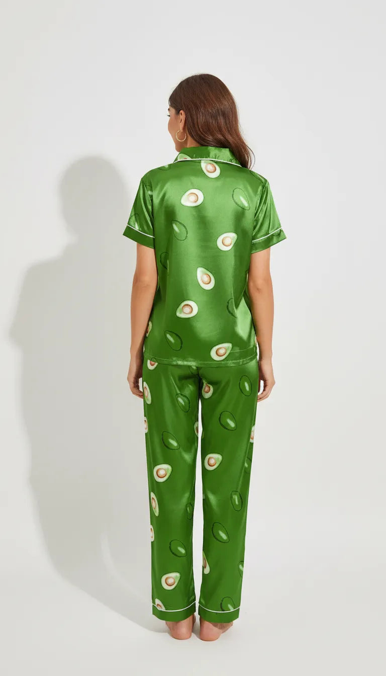 Pyjama Satin Vert Avocado pour Femme | Moderne et Chic | Chemise Manches Courtes et Pantalon | Ensemble 2 Pièces - Vue de dos
