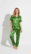 Pyjama Satin Vert Avocado pour Femme | Moderne et Chic | Chemise Manches Courtes et Pantalon | Ensemble 2 Pièces - Vue de face