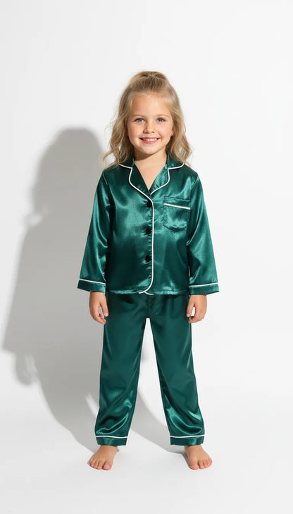 Pyjama Satin Vert Émeraude pour Enfant | Moderne & Chic | Chemise Manches Longues & Pantalon | Ensemble 2 Pièces - Vue de face