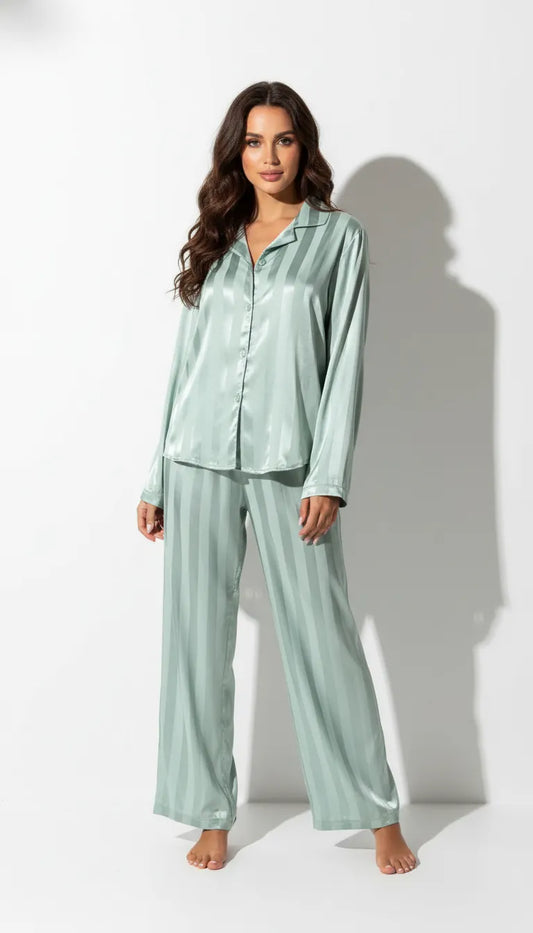 Pyjama Satin Vert Pâle pour Femme | Ensemble Chic et Fluide | Chemise Manches Longues & Pantalon | 2 Pièces - Vue de face